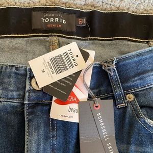 NWT Torrid Bombshell Skinny Jean Size 28T